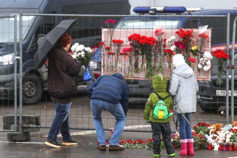 Красногорск. Стихийный мемориал в память о погибших в теракте у здания концертного зала «Крокус Сити Холл»