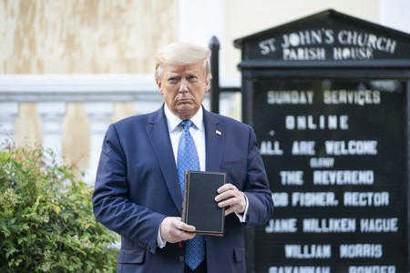 Трамп заработал сотни тысяч долларов на продаже Библии