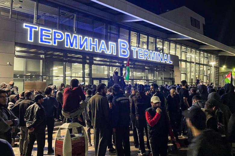 Местные жители во время акции протеста на территории международного аэропорта Махачкалы