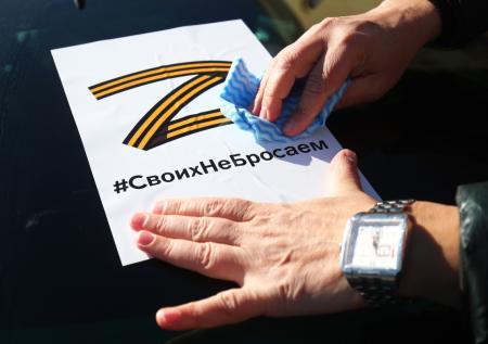 Депутатов призвали сдать мандаты после вопроса о наклейках Z в транспорте