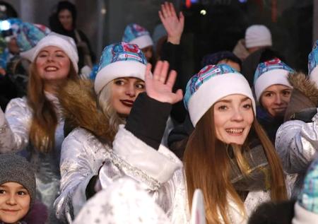 Снегурочки под музыку прошлись по Москве