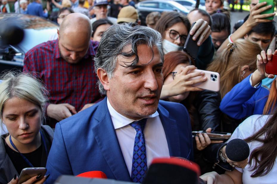 Адвокат Ефремова Эльман Пашаев у здания Пресненского суда