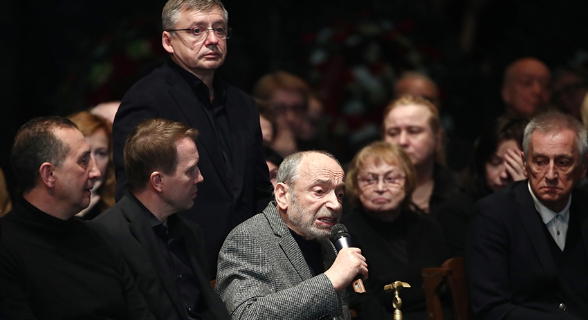 Художественный руководитель Государственного театра наций, актёр Евгений Миронов (второй слева на первом плане), актёр Валентин Гафт (в центре на первом плане), сын Олега Табакова Антон Табаков (в центре на втором плане)