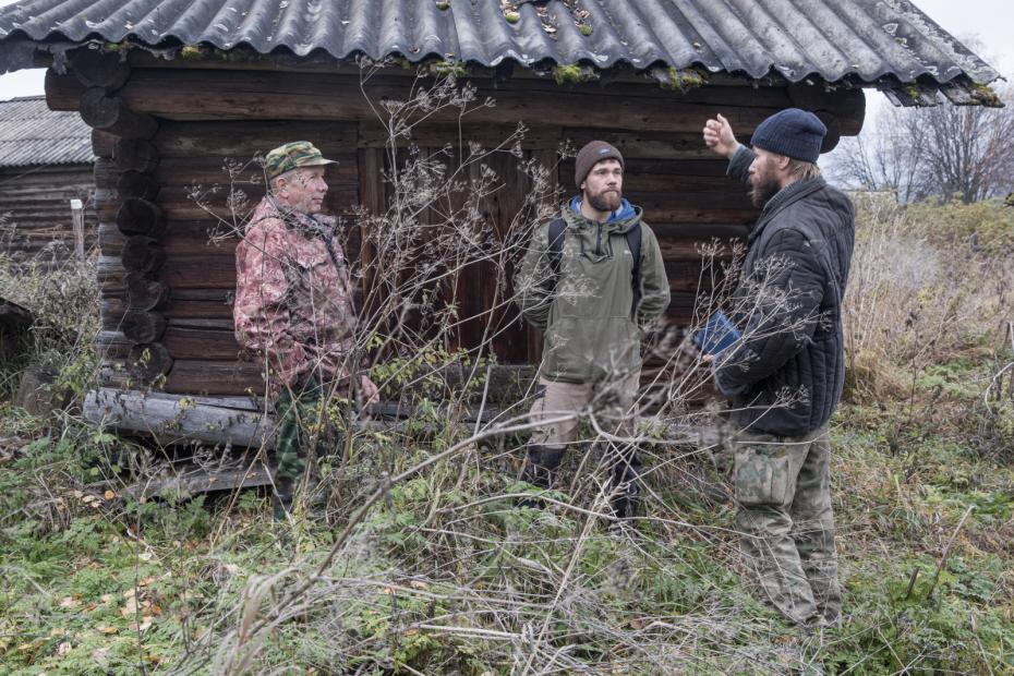 Местные жители помогают мастерам артели исследовать житники и подбирать объект в музей