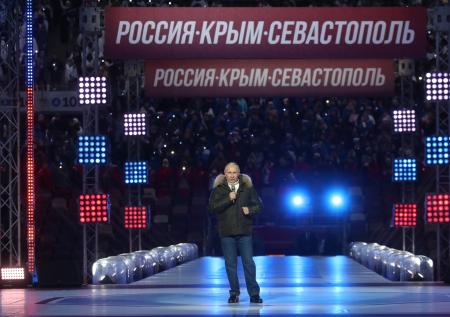 Путин поднялся на сцену «Лужников» в честь годовщины возвращения Крыма