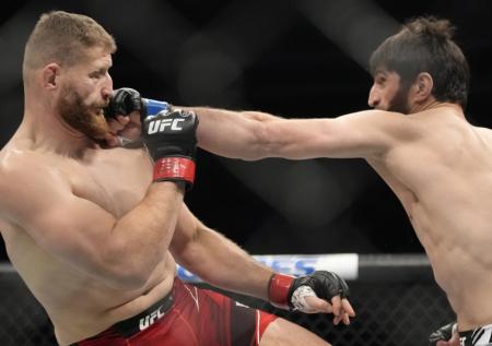 Анкалаев свел вничью титульный бой на турнире UFC в Лас-Вегасе