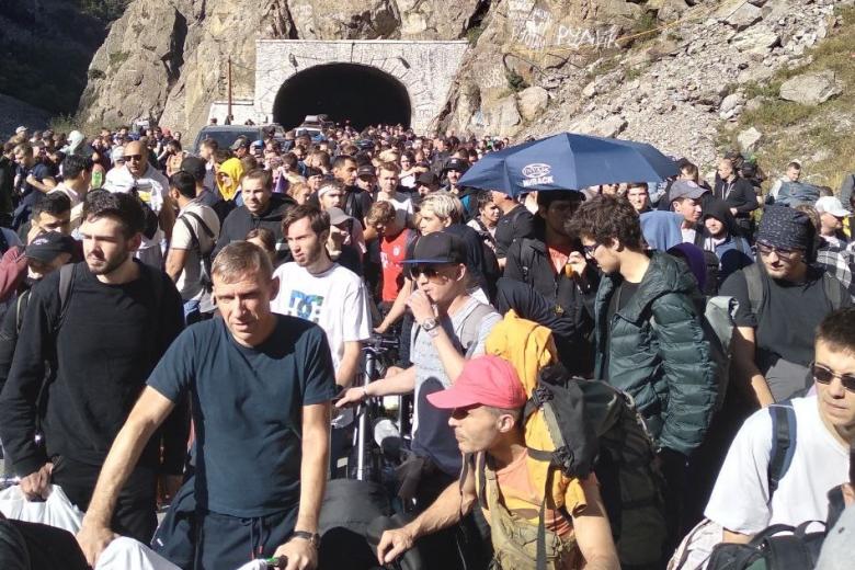 Очередь у КПП «Верхний Ларс» в Северной Осетии на границе с Грузией