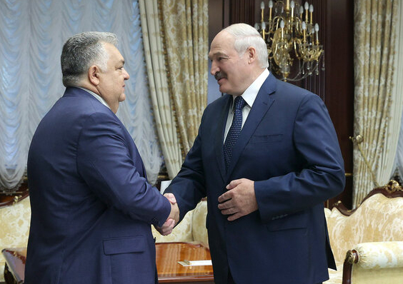 Александр Лукашенко с чрезвычайным и полномочным послом Азербайджана в Белоруссии Латифом Гандиловым