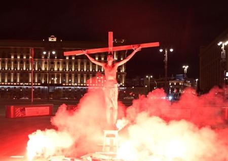 Осторожно, распятие: как художники «оскорбляли» верующих в России