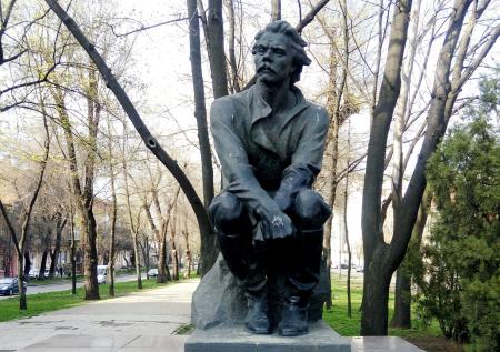 В Днепре демонтировали памятник Максиму Горькому