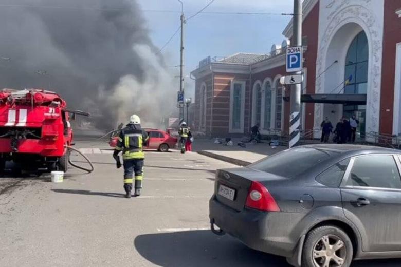 В районе ж/д вокзала в Краматорске, где проходит эвакуация местного населения, был нанесён ракетный удар Фото: Социальные сети