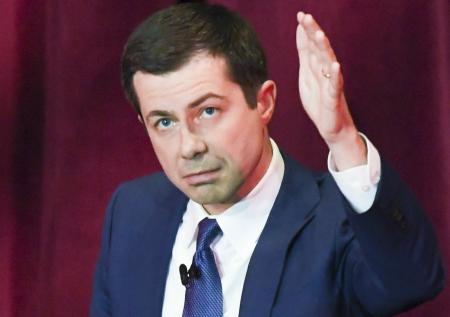 СМИ: Байден может назначить открытого гея Буттиджича послом США в Китае