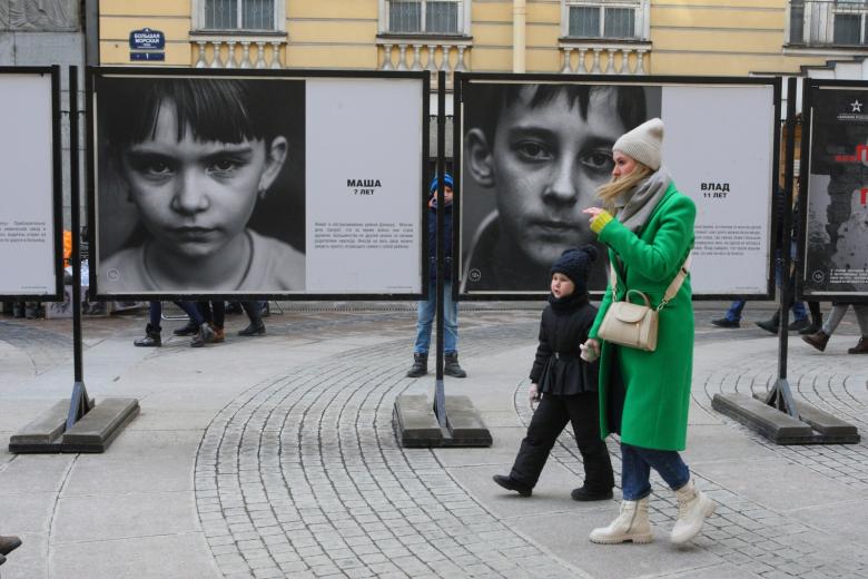 Фотовыставка «Пусть всегда будет мама, пусть всегда буду я! Дети Донбасса» на Арбате