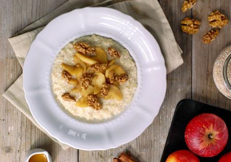 Полезный и вкусный завтрак для ребенка: ячневая каша с ягодами и фруктами