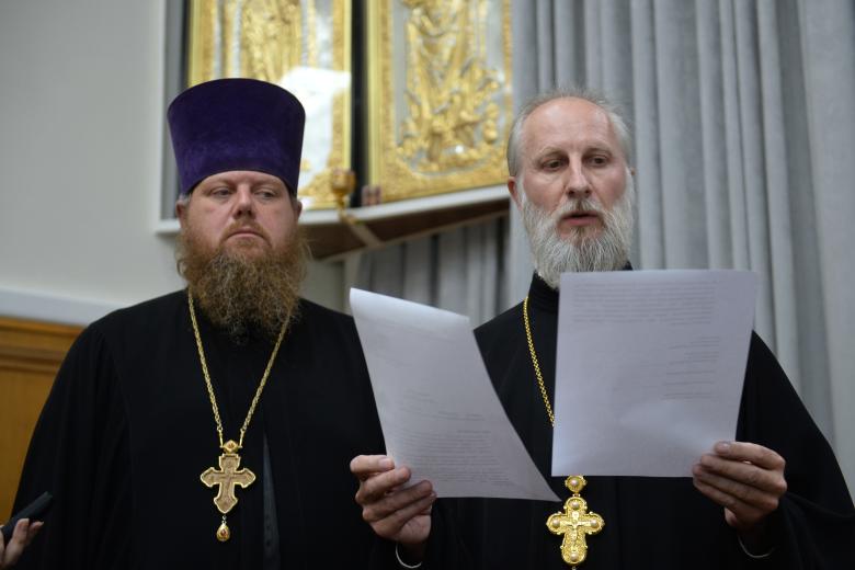 Протоиерей Максим Миняйло (слева) и председатель церковного суда в Екатеринбурге протоиерей Николай Малета объявляют о решении церковного суда