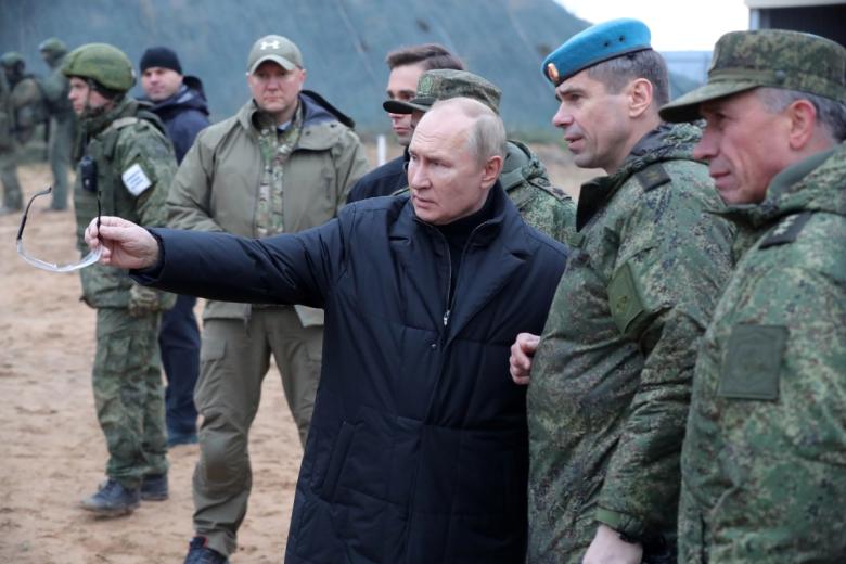 Верховный главнокомандующий, президент РФ Владимир Путин во время посещения военного полигона