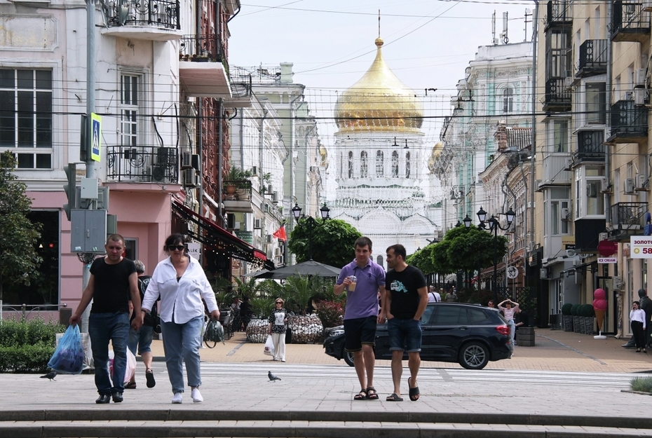 Прохожие на улице в Ростове-на-Дону. На дальнем плане — Рождественский собор