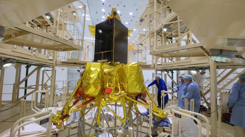 Подготовка автоматической станции «Луна-25» в монтажно-испытательном корпусе космодрома Восточный