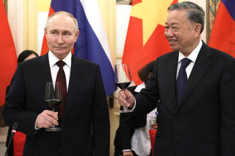 Владимир Путин и То Лам