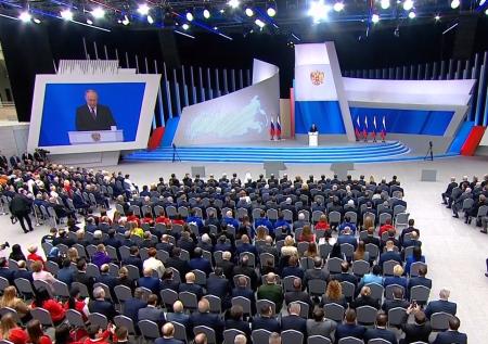 Стало известно, сколько раз аплодировали Путину во время послания 