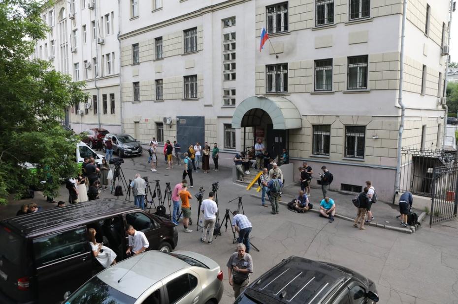 Избрание меры пресечения в Лефортовском суде Москвы советнику главы «Роскосмоса» Ивану Сафронову по делу о госизмене.