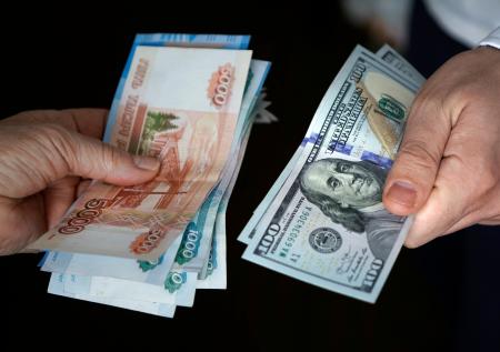 Курс доллара на МосБирже опустился ниже 71 рубля