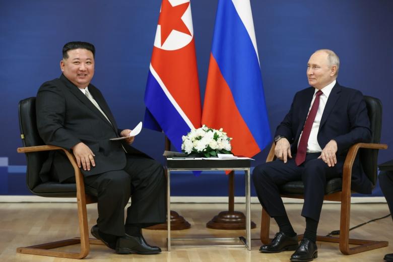 Президент РФ Владимир Путин и председатель Государственного совета КНДР Ким Чен Ын