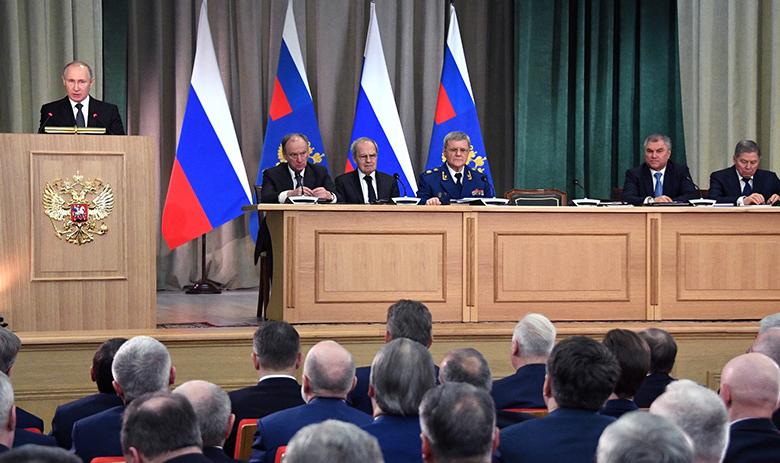 Президент РФ Владимир Путин (слева) на расширенном заседании коллегии Генпрокуратуры РФ