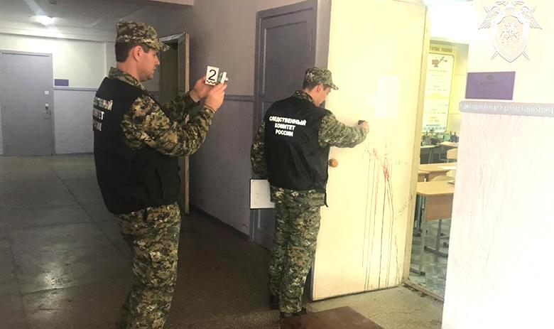 Сотрудники СК в колледже Керчи, где произошла стрельба