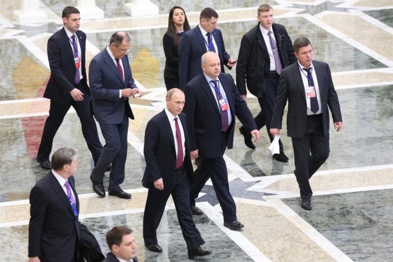 Президент России Владимир Путин (в центре) во Дворце независимости в Минске, где проходили переговоры лидеров России, Германии, Франции и Украины по урегулированию кризиса на Украине