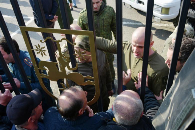 Обстановка у парламента Абхазии в Сухуме