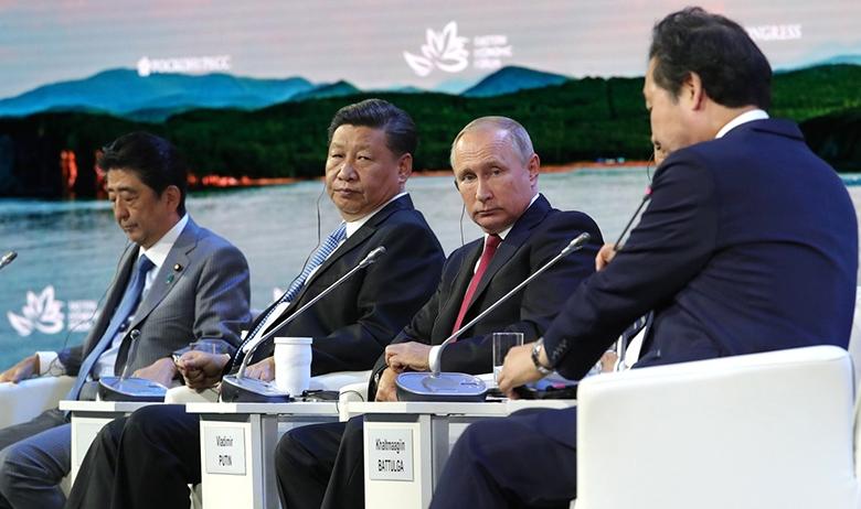 Президент РФ Владимир Путин с премьер-министром Японии Синдзо Абэ (крайний слева), председателем КНР Си Цзиньпином и премьер-министром Республики Корея Ли Нак Ёном