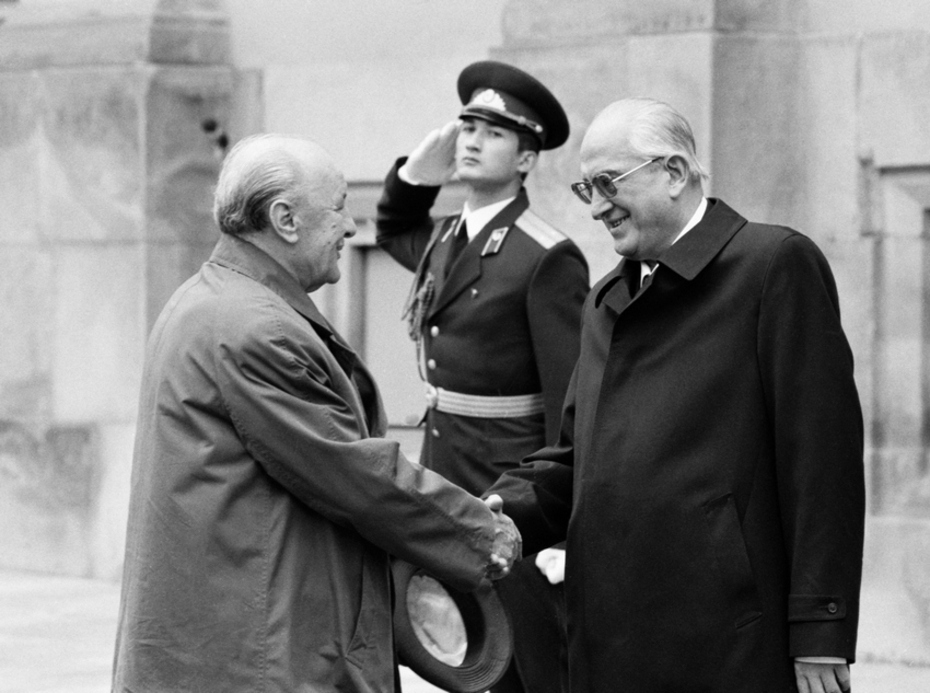 Москва, 22 июля 1983 г. Генеральный секретарь ЦК КПСС член Президиума Верховного Совета СССР Юрий Владимирович Андропов (справа) и первый секретарь ЦК ВСРП Янош Кадар во время проводов в Кремле