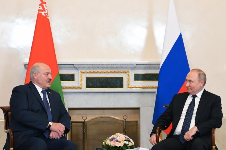Президент РФ Владимир Путин и президент Белоруссии Александр Лукашенко во время встречи