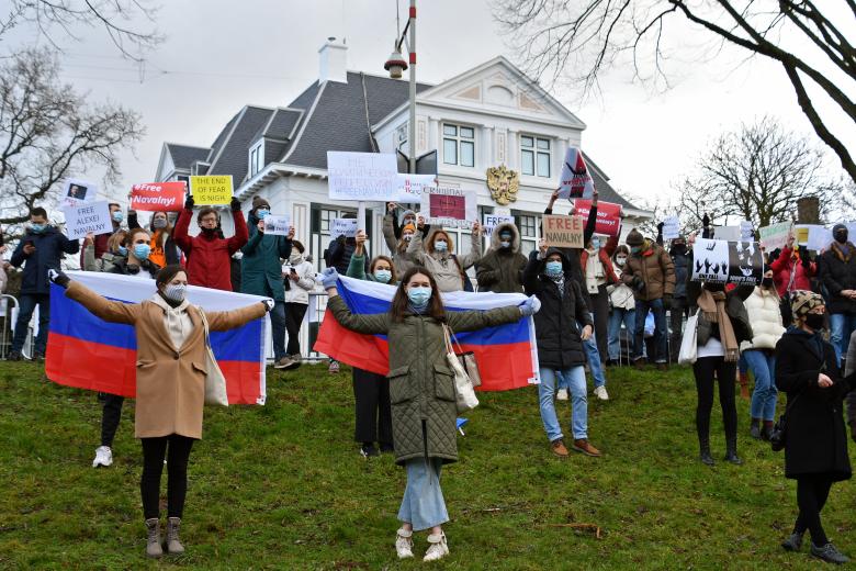Нидерланды. Гаага. Участники акции солидарности в поддержку оппозиционера Алексея Навального у здания посольства России