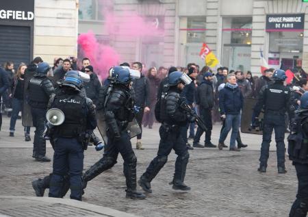 Полиция применила слезоточивый газ против протестующих в Париже