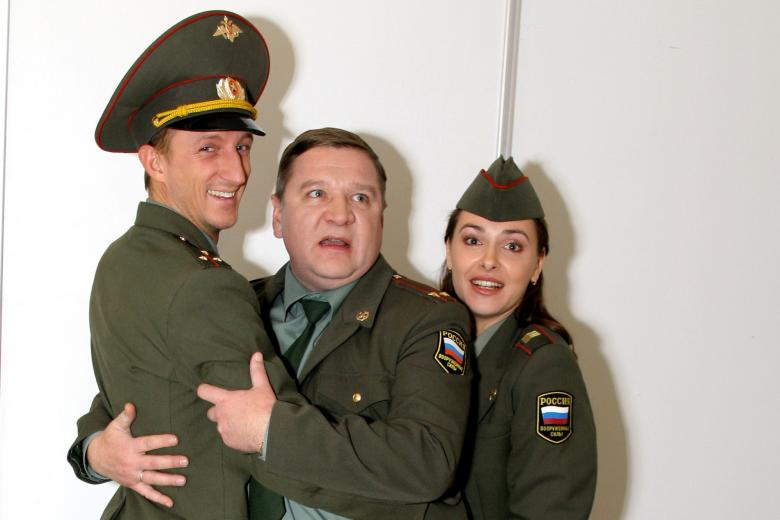 Роман Мадянов, Игнат Акрачков, Ольга Фадеева в сериале «Солдаты», 2004 год