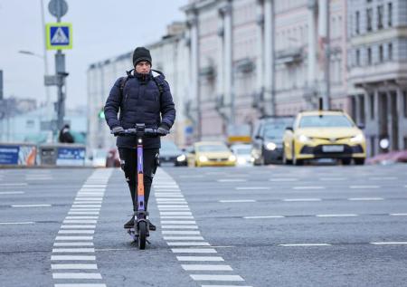 Автоэксперт предложил подчинить мощные самокаты нормам ПДД для мопедов