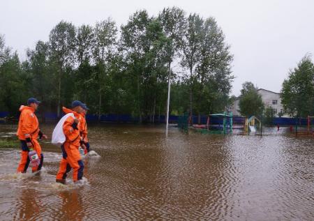 Почти 90 человек в затопленном селе Приамурья живут на чердаках