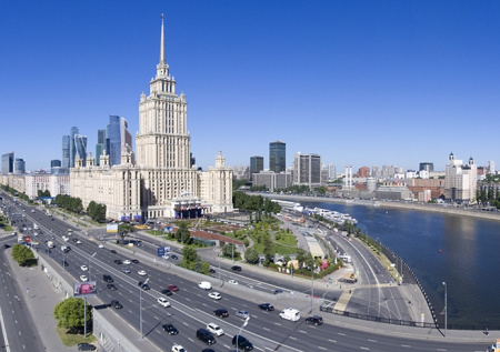 Вертолет сел на Кутузовском проспекте в центре Москвы