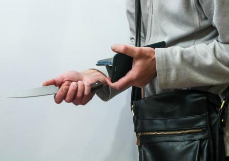 Житель Череповца пырнул машину ножом и пригрозил владельцу убийством
