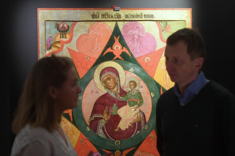 Посетители возле иконы Богоматери «Неопалимая Купина» на выставке «Образы огня в христианском искусстве» в Центральном музее древнерусской культуры и искусства имени Андрея Рублева в Москве
