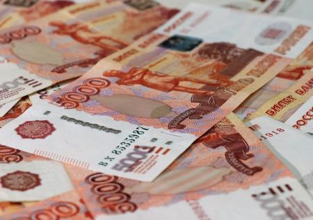 Появилось видео хищения 23 млн рублей кассиром банка в Ачинске