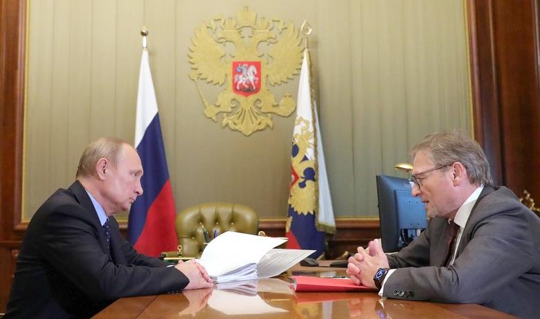 Президент РФ Владимир Путин с уполномоченным по защите прав предпринимателей Борисом Титовым