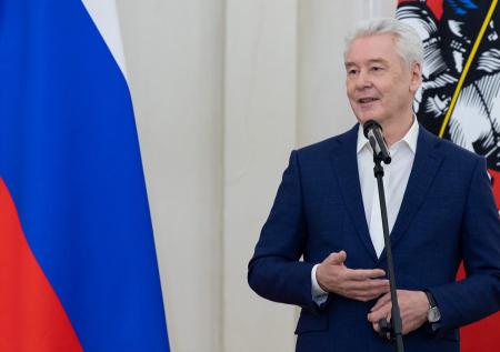 Собянин вручил премии в области журналистики за 2021 год