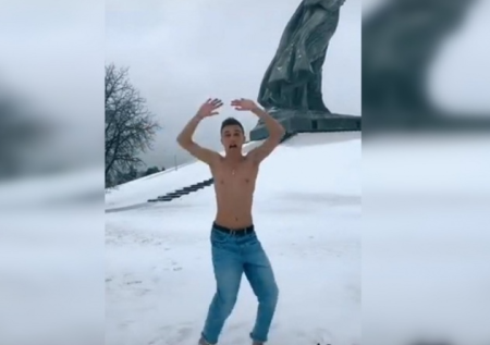 Полуголый блогер станцевал на Мамаевом кургане