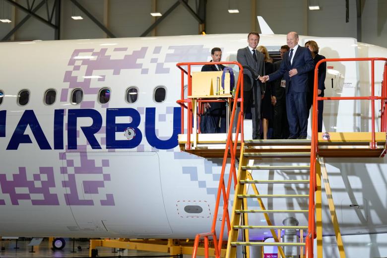 Президент Франции Эммануэль Макрон на заводе Airbus