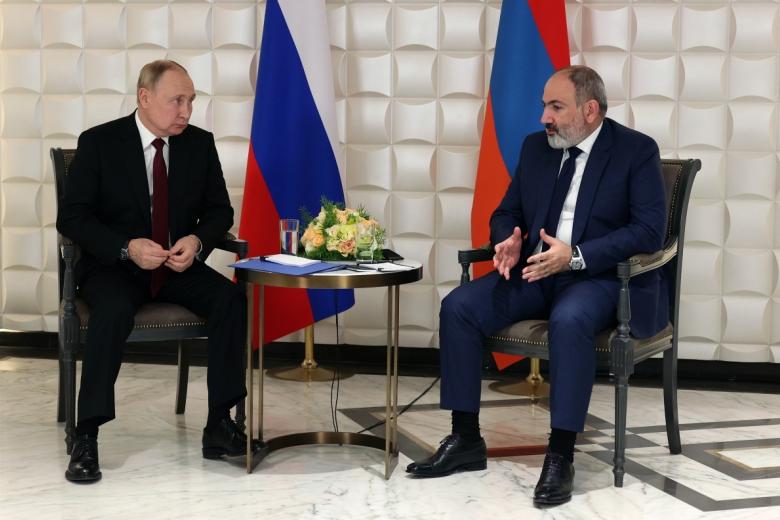 Президент РФ Владимир Путин и премьер-министр Армении Никол Пашинян (справа) во время встречи