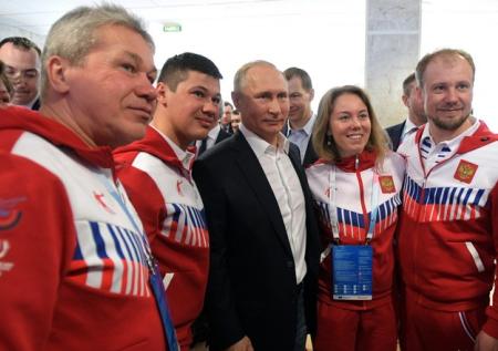  Дизайнер, сшивший Путину спортивный костюм, получит премию правительства