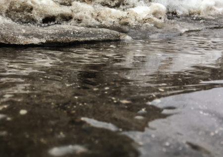 Нижегородец устроил заплыв на матрасе в луже